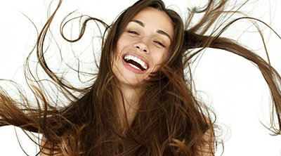 chica castaña sonriendo